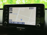 現在地を地図上で確認でき、周辺の道路や目印も把握しやすい表示です。目的地設定や地点登録などの項目も画面下にまとまり、行き先を探す際に活用できます。