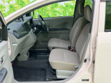 前席は運転席と助手席が並び、シートの形状や足元の空間も確認しやすい室内です。前方の視界も開けており、日常の乗り降りや移動を身近に感じられます。