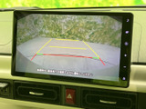 画面には車両後方の様子と進行方向の目安が表示され、駐車時の確認をサポートします。周囲の状況を見ながら、落ち着いて後退操作を行いたい方に役立つ装備です。