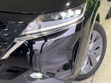 【LEDヘッドライト】悪天候や夜間走行時も良好な視界を確保し安心して運転できる高輝度LEDヘッドライトを装備!点灯速度が早く、消費電力も抑えられています。