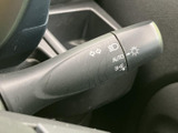 レバーには操作内容を示す表示があり、運転席から機能を確認しやすい設計です。手元の視認性にも配慮され、走行中に必要となる各種操作へスムーズにアクセスできます。