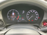 速度やエンジン回転数などの表示がまとまり、運転に必要な情報を確認しやすい配置です。中央にも各種表示があり、走り出す前や停車中のチェックにも便利です。