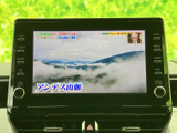 テレビ番組の映像を楽しめる画面を備えています。停車中の待ち時間などに映像を視聴でき、車内で過ごすひとときをより快適に演出します。利用シーンに合わせてお役立てください。
