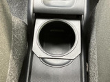運転席と助手席の間にドリンクホルダーが設けられ、飲み物を手の届く場所に置けます。移動中の水分補給にも便利で、車内で過ごす時間を快適にする実用的な装備です。