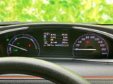 速度や走行に関する情報をメーター中央と左右の表示で確認できます。運転席から目に入りやすい位置にまとまり、必要な情報を把握しやすい構成です。日々の移動中も確認しながら運転いただけます。