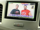 ラジオやディスク、メモリーカードなど複数の音源が一覧で表示され、選択しやすい画面です。普段お使いのメディアに合わせて切り替えられ、車内での時間を快適に過ごせます。