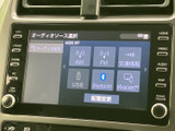 AM・FMや交通情報、USB、Bluetoothなど、画面上で選べる音源がひと目で分かります。使いたい項目を選びやすく、通勤から遠出までその日の過ごし方に合わせて活用できます。