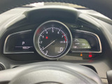 速度や各種車両情報をまとめて確認できる見やすいメーター配置。運転中も必要な情報を把握しやすく、警告表示にも気づきやすい実用的な装備です。
