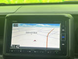 道路や進行方向を画面で確認でき、目的地までのルート設定にも対応。行き先を入力して出発前に経路を確認できるため、初めて訪れる場所への移動にも役立ちます。