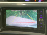 【バックカメラ】駐車時に後方がリアルタイム映像で確認できます。大型商業施設や立体駐車場での駐車時や、夜間のバック時に大活躍!運転スキルに関わらず、今や必須となった装備のひとつです!