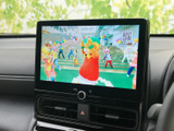 停車中にテレビ番組を視聴でき、待ち時間を過ごす際にも便利な装備です。画面の映像を楽しみながら、車内でゆっくり過ごせます。視聴は停車中にお楽しみください。