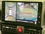 バック時の安全性を高めるバックモニター。狭い場所でもスムーズに駐車でき、運転に自信が持てます。