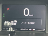視認性の高いメーター類が、運転に必要な情報を的確に伝えます。スポーティなデザインが、運転の楽しさを高めます。