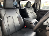 運転席からの視界は良好。ゆったりとした空間で、快適な運転をサポートします。操作しやすい配置で、運転に集中できます。