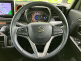 握りやすいステアリングは、運転の楽しさを高めます。操作性にも優れているので、スムーズなドライビングをサポートしますよ。