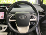 手元に複数のスイッチを備え、運転姿勢を保ちながら各種機能にアクセスしやすい仕様です。握った際の形状も自然で、毎日の運転を快適にサポートしてくれます。