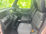 運転席と助手席が並ぶ前席は、座面に厚みのある形状でゆったりと座れる印象です。前方の視界が広く、ダッシュボードまわりもすっきりまとまり、日々の移動に使いやすい空間です。