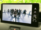 画面いっぱいに映像が表示され、停車中の待ち時間などにテレビや映像を視聴できます。見やすい画面で番組を楽しめるため、休憩時にも車内で過ごす時間を豊かにしてくれます。