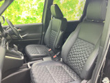 運転席からの視界は良好で、運転操作もスムーズに行えます。快適なドライビングをサポートする空間です。