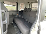 後席は左右に並ぶシートで、同乗者が並んで座れるつくりです。窓から外の景色を楽しめる明るい空間で、座面や背もたれも落ち着いた色合いにまとめられています。