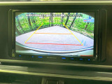 【バックカメラ】駐車時に後方がリアルタイム映像で確認できます。大型商業施設や立体駐車場での駐車時や、夜間のバック時に大活躍!運転スキルに関わらず、今や必須となった装備のひとつです!