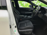 運転席まわりまで見渡しやすく、乗り込んだ際に落ち着いて過ごせる空間です。シートやドア内側もすっきりまとまり、日々の乗り降りから快適にお使いいただけます。