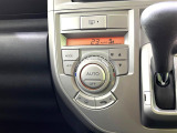 【オートエアコン】一度お好みの温度に設定すれば、車内の温度を検知し風量や温度を自動で調整。暑い&hellip;寒い&hellip;と何度もスイッチ操作をする必要はありません。快適な車内空間には必須の機能ですね♪
