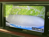 後方の状況を画面で確認でき、駐車時の周囲確認をサポートします。画面表示だけに頼らず、目視も組み合わせて安全を確かめながら操作できる便利な装備です。