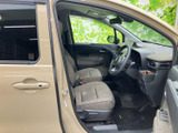開放感のある室内空間が広がります。運転席からの眺めも良く、快適なドライブを楽しめます。清潔感も保たれています。