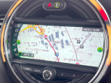 ●純正ナビ:一体感のあるナビは、高級感ある車内を演出してくれます。オーディオ機能も充実しておりますので、運転もより楽しめます♪