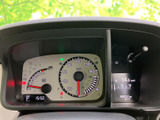 視認性の高いメーター類により、運転に集中できる環境です。デジタル表示も採用し、スタイリッシュな印象を与えます。走行距離や車両情報を一目で確認できます。
