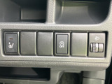 様々な情報を表示できるモニター画面。車両情報や設定変更など、操作も簡単に行えます。
