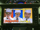 テレビ番組を画面で視聴できる装備です。停車中の休憩時間に映像を楽しめるため、待ち時間も車内で過ごしやすくなります。画面上で番組内容を確認できます。
