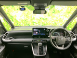 運転席まわりは前方を見渡しやすいレイアウトで、視界を確保しやすい印象です。シートや足元にもゆとりがあり、毎日の移動でも落ち着いて過ごせる空間に仕上がっています。