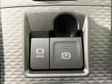 【電動パーキングブレーキ】パーキングブレーキは便利な電動式!ボタン一つで操作でき、アクセルを踏めば自動で解除されます♪レバーやペダルが無いので運転席廻りもすっきりしますね♪