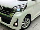 【LEDヘッドライト】悪天候や夜間走行時も良好な視界を確保し安心して運転できる高輝度LEDヘッドライトを装備!点灯速度が早く、消費電力も抑えられています。