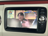 テレビ番組を画面で楽しめる装備で、停車中の休憩時間にも活用いただけます。映像と音声を車内で楽しみたい場面に便利で、画面まわりの操作ボタンも手元で確認しやすい配置です。