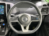インテリアに合わせたデザインのステアリングは、運転される方のことも考え、運転しやすい形状、大きさです。是非一度、実際に触ってお確かめください。