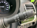 操作しやすいウインカーレバーで、安全な車線変更をサポートします。直感的な操作感で、スムーズな運転をアシストします。夜間も視認しやすい設計です。