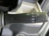 レバーには表示がまとまり、運転席から位置や表記を確認しやすい設計です。照明関連の操作も集約されており、日常の運転で必要な機能を把握しやすくなっています。