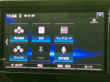 周辺施設や住所、マップコードなど複数の方法から目的地を探せるナビ画面です。音声認識や登録地の項目も表示され、行き先の設定を状況に合わせて選びやすくなっています。
