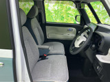 明るい色調のシートと大きな窓により、運転席まわりは見通しのよい印象です。座面と背もたれにはゆったり感があり、毎日の移動でも落ち着いてお過ごしいただけます。