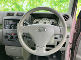 握りやすそうな形状で、メーターを確認しながら運転姿勢を整えやすい配置です。手元にまとまり、毎日の移動にもなじむ扱いやすさが感じられます。