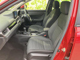 運転席と助手席は落ち着いた色合いでまとめられ、シートの模様が室内のアクセントになっています。座った際の前方の見通しもよく、乗り降りしやすい開口部で毎日の利用にも便利です。