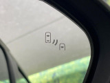 【ブラインドスポットモニター】走行中、ドアミラーの死角になりやすい箇所に後続車が接近するとサイドミラーのレンズに警告を表示!ドライバーに注意喚起をしてくれます。