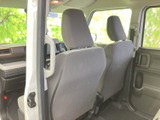 後席から前方まで見通しやすく、車内の様子を把握しやすい空間です。シートには頭を支えるヘッドレストが備わり、同乗者が落ち着いて過ごせる室内になっています。