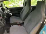 前席は視界を遮りにくいすっきりした形状で、運転席と助手席の間も見渡しやすい室内です。落ち着いた色のシートがまとまり、毎日の乗り降りにもなじむ空間に仕上がっています。