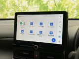 画面には項目ごとのアイコンが並び、メニュー内容をひと目で確認しやすい構成です。ナビやオーディオなどの機能へアクセスしやすく、日々の移動中も目的に応じて使い分けられます。