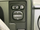 左右のミラーを選ぶボタンと調整スイッチを近くにまとめ、運転席から確認しやすい配置です。必要な操作を見分けやすく、日常の乗車前にミラー位置を整える場面でも扱いやすい装備です。