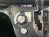 【オートエアコン】一度お好みの温度に設定すれば、車内の温度を検知し風量や温度を自動で調整。暑い&hellip;寒い&hellip;と何度もスイッチ操作をする必要はありません。快適な車内空間には必須の機能ですね♪